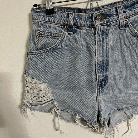 Levi’s Vintage High Rise Ripped Shorts - Picture 3 of 9